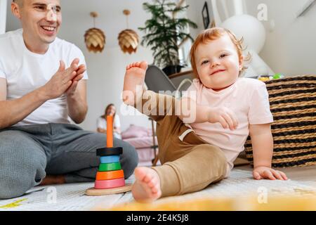 Vater mit Tochter zu Hause spielen Stockfoto