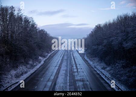 Cardiff, Wales, Großbritannien. Januar 2020. Autofahrer in winterlichen Bedingungen in der Nähe von Cardiff nach Schnee fällt in weiten Teilen des Vereinigten Königreichs. Kredit: Mark Hawkins/Alamy Live Nachrichten Stockfoto