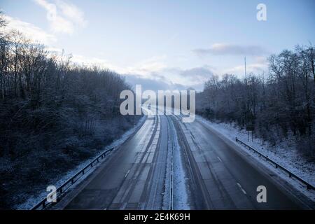 Cardiff, Wales, Großbritannien. Januar 2020. Eine leere A-Straße in der Nähe von Cardiff nach Schnee fällt über einen Großteil des Vereinigten Königreichs. Kredit: Mark Hawkins/Alamy Live Nachrichten Stockfoto