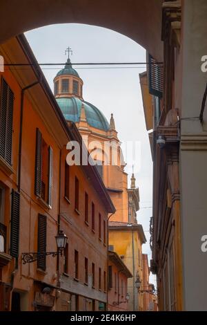 Santa Maria della Vita durch die bunten Bogenstraßen von Bologna, Italien Stockfoto