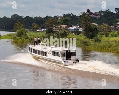 Pebas, Peru - 04. Dezember 2018: Schnellboot auf dem Amazonas. Es transportiert Menschen von Santa Rosa nach Iquitos während 13-14 Stunden. Es Route ist abo Stockfoto