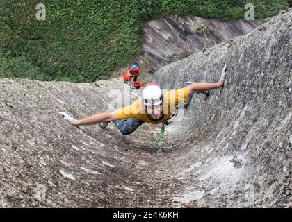 Männliche Bergsteiger anspruchsvolle steile Wand von Pedra Baiana Stockfoto