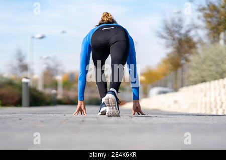 Männliche Sportler alle eingestellt, um auf Fußwegen in der Öffentlichkeit laufen park an sonnigen Tag Stockfoto