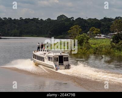 Pebas, Peru - 04. Dezember 2018: Schnellboot auf dem Amazonas. Es transportiert Menschen von Santa Rosa nach Iquitos während 13-14 Stunden. Es Route ist abo Stockfoto