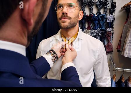 Schneider in seinem Herrenmode-Shop, der Kunden Messungen für Anzug Stockfoto