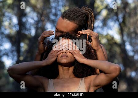 Weibliche Tänzerin, die die Augen während der Performance mit männlichem Partner bedeckt Stockfoto