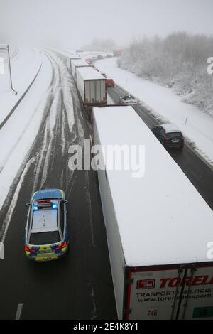 Hilden, Deutschland. Januar 2021. Auf der Autobahn A46 stecken mehrere Lkw im Verkehr, nachdem mehrere Fahrzeuge von der Fahrbahn rutschten oder zusammenbrachen. Kredit: David Young/dpa/Alamy Live Nachrichten Stockfoto