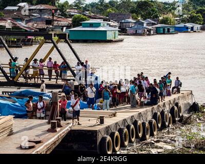 San Pablo de Loreto, Peru - 12. Mai 2016, Hafen mit Zugbrücke in einem kleinen Dorf am Ufer des Amazonas, Amazonien, Südamerika. Stockfoto