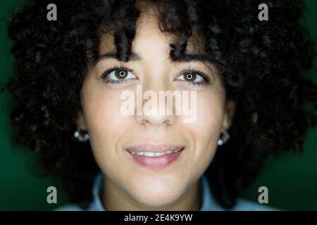 Porträt einer jungen Frau mit dunkelbraunen lockigen Haaren Stockfoto