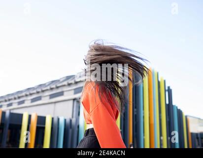 Porträt von langhaarigen Brünette werfen Haare Stockfoto