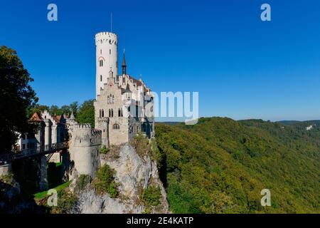 Schloss Lichtenstein gegen klaren blauen Himmel an sonnigen Tagen, Schwäbische Alb, Deutschland Stockfoto