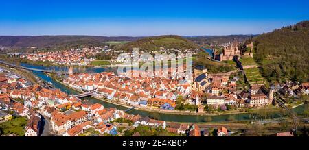 Deutschland, Baden-Württemberg, Wertheim am Main, Hubschrauberansicht der Stadt am Zusammenfluss der Flüsse Tauber und Main im Sommer Stockfoto