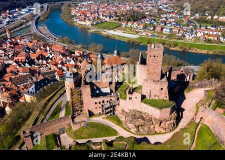 Deutschland, Baden-Württemberg, Wertheim am Main, Hubschrauberrundflug über das Schloss Wertheim und die umliegende Stadt im Sommer Stockfoto