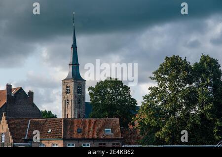 Die historische St.-Anna-Kirche gegen den bewölkten Himmel in Brügge, Belgien Stockfoto