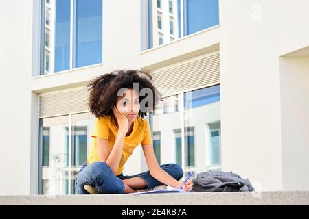 Studentin, die auf dem Universitätscampus studiert Stockfoto
