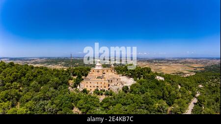 Spanien, Balearen, Petra, Helikopter-Blick auf den klaren blauen Himmel über dem Bonany Sanctuary im Sommer Stockfoto
