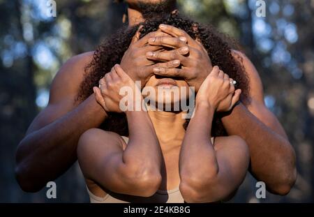 Männliche Tänzerin deckt die Augen der Partnerin während der Performance Stockfoto