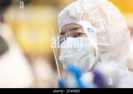 Medizinische Wissenschaftler in PSA-Uniform trägt eine Gesichtsmaske Schutz Stockfoto
