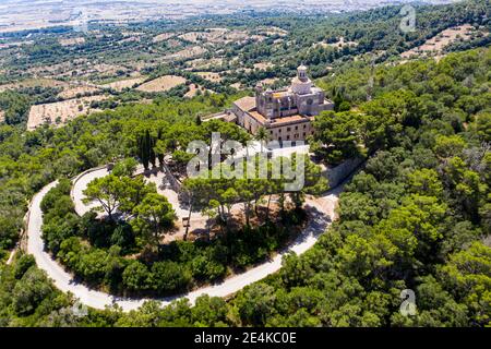 Spanien, Balearen, Petra, Hubschrauberblick über das Bonany Sanctuary im Sommer Stockfoto