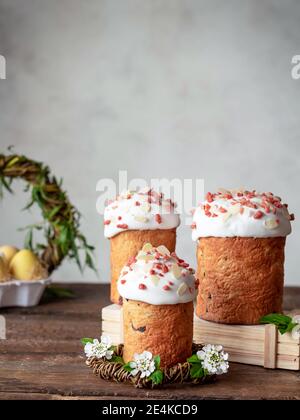 Osterkomposition mit Osterkuchen, Kulich und bunten Eiern Stockfoto