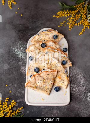 Hausgemachte Pfannkuchen, Crepes serviert mit frischen Heidelbeeren Stockfoto