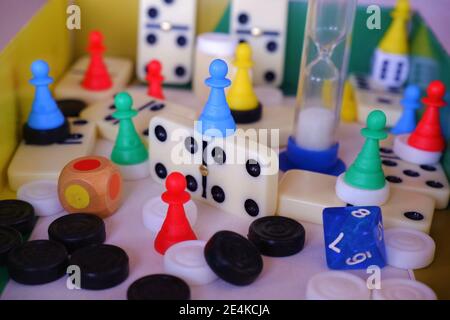 Verschiedene Social-Board-Spiel-Figuren in einem Papierkarton Stockfoto