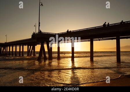 Schöner Sonnenuntergang mit Silhouette von Venedig Pier und Menschen. Los Angeles, Kalifornien, USA Stockfoto