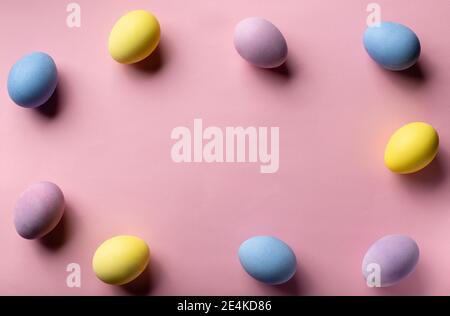Bunt verzierte Eier auf rosa Hintergrund Stockfoto