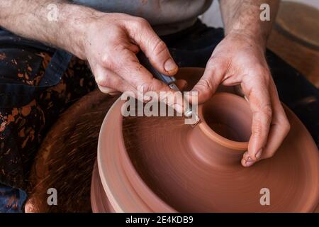 Professionelle Potter die Schüssel in der Töpferei, Studio. Stockfoto