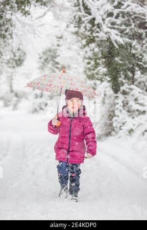 Kidderminster, Großbritannien. Januar 2021. UK Wetter: Am frühen Morgen Schneefall überrascht die Bewohner in Worcestershire mit schweren Schnee verursacht eine Winter Whiteout Decke zwischen den Stunden von 8.00 und 10.00 Uhr. Rosig-cheeked Phoebe ist eingewickelt gut zu Fuß mit ihrer Mutter gründlich genießen das Winterwunderland. Kredit: Lee Hudson/Alamy Live Nachrichten Stockfoto