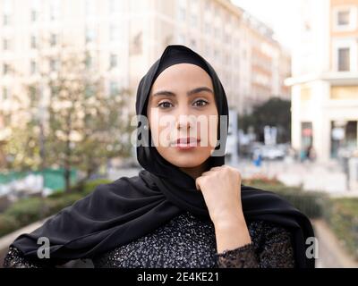 Porträt der jungen schönen Frau trägt schwarzen Hijab Stockfoto