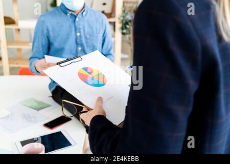 Business Leute, die im Büro Stockfoto