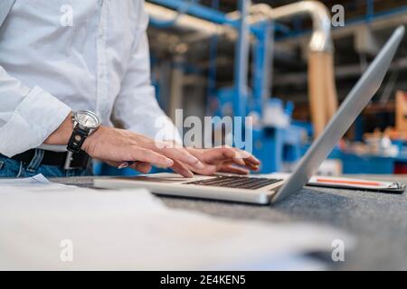 Hände von Mann tippen auf Laptop Stockfoto