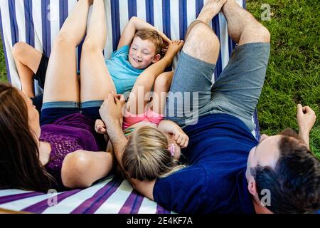 Familie, die sich am Wochenende in der Hängematte entspannen kann Stockfoto