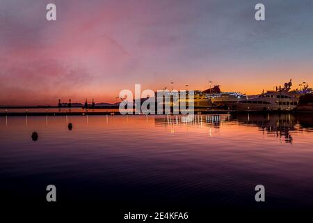 Sonnenuntergang am Hafen von Cagliari, Sardinien Stockfoto