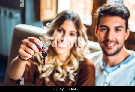 Portrait von glücklichen jungen Paar mit Schlüsseln des neuen Hauses Stockfoto