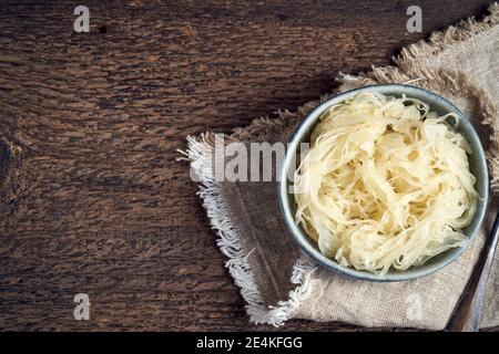 Fermentierter Kohl in einer blauen Schüssel, Draufsicht mit Kopierraum Stockfoto