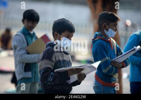 Islamabad. Januar 2021. Kinder besuchen eine Klasse in einem Park vor dem Internationalen Tag der Bildung in Islamabad, Hauptstadt von Pakistan am 23. Januar 2021. Der Internationale Tag der Bildung wird am 24. Januar unter dem Motto "Recover and Revitalise Education for the COVID-19 Generation" begangen. Quelle: Ahmad Kamal/Xinhua/Alamy Live News Stockfoto