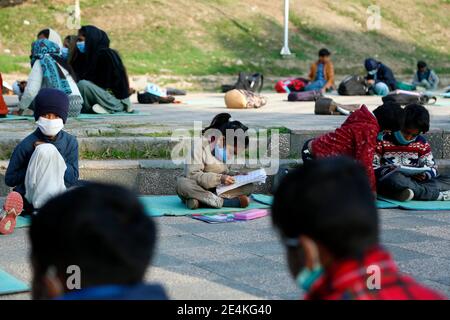 Islamabad. Januar 2021. Kinder besuchen eine Klasse in einem Park vor dem Internationalen Tag der Bildung in Islamabad, Hauptstadt von Pakistan am 23. Januar 2021. Der Internationale Tag der Bildung wird am 24. Januar unter dem Motto "Recover and Revitalise Education for the COVID-19 Generation" begangen. Quelle: Ahmad Kamal/Xinhua/Alamy Live News Stockfoto