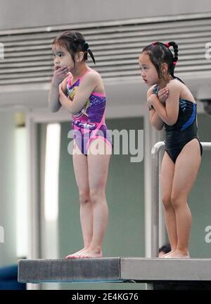 (210124) -- SHANGHAI, 24. Januar 2021 (Xinhua) -- Jiang Qiaochu (L) nimmt an einem Tauchtrainingsprogramm an der Shanghai Yangpu District Junior Sports School im ostchinesischen Shanghai Teil, 19. Januar 2021. Die fünfjährige Taucherin Jiang Qiaochu hat gerade im letzten Monat ihr Tauchtraining in der Shanghai Yangpu District Junior Sports School begonnen. Manchmal hat sie noch Angst und zögerte einige Minuten, bevor sie einen Sprung von einer fünf Meter hohen Plattform machte. Aber sie lässt die Angst nie über sie kommen. Jiang ist eines der Kinder im Alter von 5 bis 7 Jahren an einem Tauchprogramm in der Sportschule seit dem Winter V statt Stockfoto