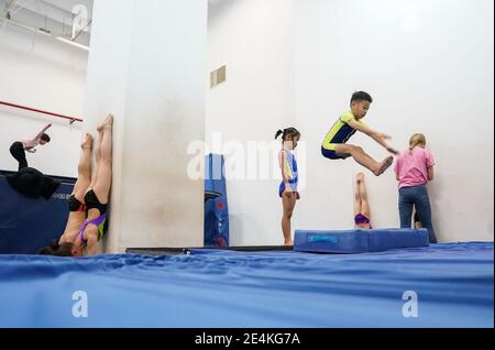 (210124) -- SHANGHAI, 24. Januar 2021 (Xinhua) -- Kinder nehmen an einem Tauchtraining an der Shanghai Yangpu District Junior Sports School im ostchinesischen Shanghai Teil, 19. Januar 2021. Die fünfjährige Taucherin Jiang Qiaochu hat gerade im letzten Monat ihr Tauchtraining in der Shanghai Yangpu District Junior Sports School begonnen. Manchmal hat sie noch Angst und zögerte einige Minuten, bevor sie einen Sprung von einer fünf Meter hohen Plattform machte. Aber sie lässt die Angst nie über sie kommen. Jiang ist eines der Kinder im Alter von 5 bis 7 Jahren an einem Tauchtrainingsprogramm, das in der Sportschule seit den Winterferien abgehalten wird Stockfoto