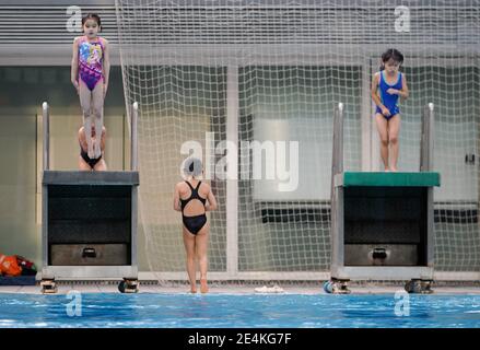 (210124) -- SHANGHAI, 24. Januar 2021 (Xinhua) -- Jiang Qiaochu (L, TOP) nimmt an einem Tauchtrainingsprogramm an der Shanghai Yangpu District Junior Sports School im ostchinesischen Shanghai Teil, 19. Januar 2021. Die fünfjährige Taucherin Jiang Qiaochu hat gerade im letzten Monat ihr Tauchtraining in der Shanghai Yangpu District Junior Sports School begonnen. Manchmal hat sie noch Angst und zögerte einige Minuten, bevor sie einen Sprung von einer fünf Meter hohen Plattform machte. Aber sie lässt die Angst nie über sie kommen. Jiang ist eines der Kinder im Alter von 5 bis 7 Jahren an einem Tauchtrainingsprogramm in der Sportschule seit dem Sieg statt Stockfoto