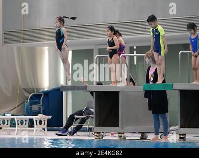 (210124) -- SHANGHAI, 24. Januar 2021 (Xinhua) -- Kinder nehmen an einem Tauchtraining an der Shanghai Yangpu District Junior Sports School im ostchinesischen Shanghai Teil, 19. Januar 2021. Die fünfjährige Taucherin Jiang Qiaochu hat gerade im letzten Monat ihr Tauchtraining in der Shanghai Yangpu District Junior Sports School begonnen. Manchmal hat sie noch Angst und zögerte einige Minuten, bevor sie einen Sprung von einer fünf Meter hohen Plattform machte. Aber sie lässt die Angst nie über sie kommen. Jiang ist eines der Kinder im Alter von 5 bis 7 Jahren an einem Tauchtrainingsprogramm, das in der Sportschule seit den Winterferien abgehalten wird Stockfoto