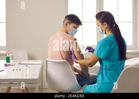 Impfung agaistischen Coronavirus während Epidemie Konzept Stockfoto