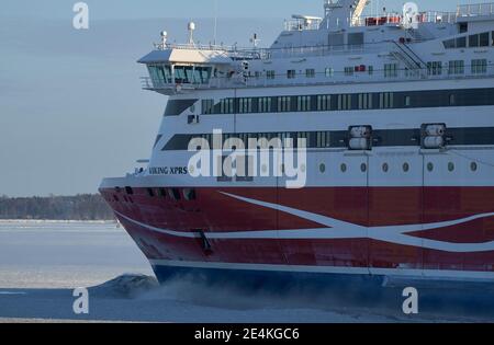 Helsinki, Finnland - 15. Januar 2021: M/S Viking XPRS Fähre, die von Tallinn aus bei extrem kalten Winterbedingungen nach Helsinki fährt. Stockfoto