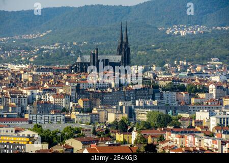 Blick auf die Kathedrale ND de l'Assomption von Clermont-Ferrand Stadt, Puy de Dome Department, Auvergne-Rhone-Alpes, Frankreich Stockfoto