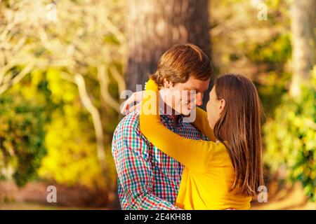 Close Portrait eines jungen Erwachsenen schönes Paar Umarmung draußen Im Park einander anschauend Stockfoto