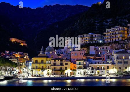 Bild von Cetara, einer Stadt an der Küste der Region Kampanien. Stockfoto