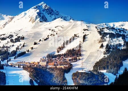 Französisch Courchevel Skigebiet Pisten Dorf, Tal der Alpen Berg über Gipfeln und blauen Himmel Stockfoto