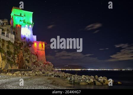 Bild von Cetara, einer Stadt an der Küste der Region Kampanien. Stockfoto